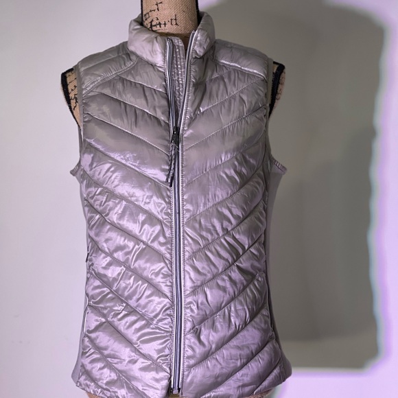 GAP Jackets & Blazers - GAP Gray/Silver Primaloft Puffer Vest Size M. Two Front Zipper Pockets. Preloved